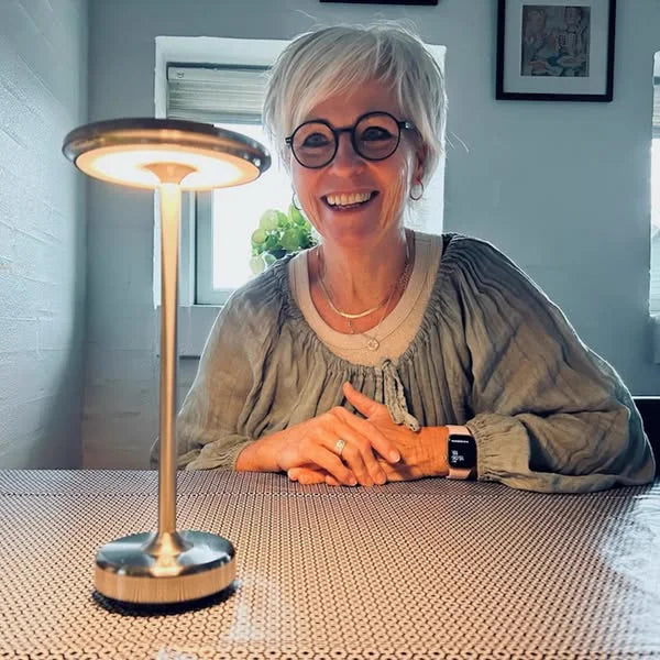 Kunde ved spisebordet med Copenhagen bordlampe i sølv